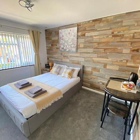 Gatwick Deluxe En-Suite Rooms Horley Exterior foto